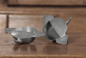 Vue d'ensemble des biberons de malade n° 155 et 157. © Région Bourgogne-Franche-Comté, Inventaire du patrimoine