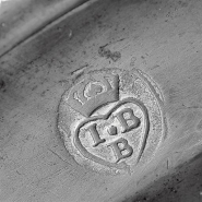 Poinçon de l'assiette n° 230. © Région Bourgogne-Franche-Comté, Inventaire du patrimoine