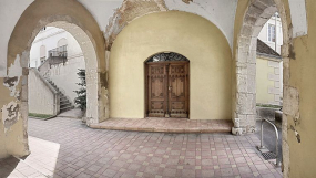 Aile du 17e siècle : passage couvert et porte d'accès au réfectoire des soeurs. © Région Bourgogne-Franche-Comté, Inventaire du patrimoine