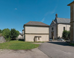 Bâtiment à droite de l'allée et chapelle. © Région Bourgogne-Franche-Comté, Inventaire du patrimoine