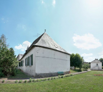 Elévation gauche du bâtiment principal et bâtiment isolé à l'ouest. © Région Bourgogne-Franche-Comté, Inventaire du patrimoine