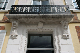 Façade du bâtiment principal : détail du balcon. © Région Bourgogne-Franche-Comté, Inventaire du patrimoine