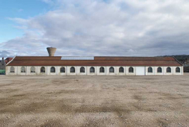 Vue d'ensemble de l'élévation ouest et château d'eau de l'usine. © Région Bourgogne-Franche-Comté, Inventaire du patrimoine