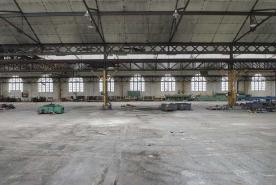 Intérieur : mur est et poutres de roulement en treillis métallique des ponts roulants. © Région Bourgogne-Franche-Comté, Inventaire du patrimoine