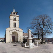 Eglise et monument aux morts. © Région Bourgogne-Franche-Comté, Inventaire du patrimoine