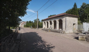 Vue d'ensemble du lavoir situé C.D. 26. © Région Bourgogne-Franche-Comté, Inventaire du patrimoine