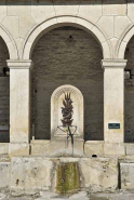 Borne fontaine et auge-abreuvoir du lavoir situé place de l'église. © Région Bourgogne-Franche-Comté, Inventaire du patrimoine