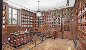 Pharmacie : pièce centrale. © Région Bourgogne-Franche-Comté, Inventaire du patrimoine