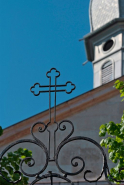 Croix de la grille du portail d'entrée. © Région Bourgogne-Franche-Comté, Inventaire du patrimoine