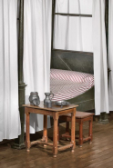 Table et tabouret devant un lit de la salle des femmes. © Région Bourgogne-Franche-Comté, Inventaire du patrimoine