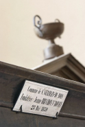 Détail : plaque de fondation de lit et coupe à deux anses. © Région Bourgogne-Franche-Comté, Inventaire du patrimoine