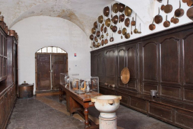 Couloir des cuisines dit salle des étains. © Région Bourgogne-Franche-Comté, Inventaire du patrimoine