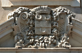 Aile centrale, détail des armoiries au-dessus de la porte. © Région Bourgogne-Franche-Comté, Inventaire du patrimoine
