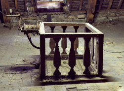 Bâtiment principal, comble : treuil et garde-corps de la trappe à monter le linge. © Région Bourgogne-Franche-Comté, Inventaire du patrimoine