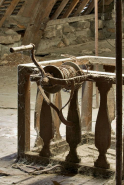 Bâtiment principal, comble : treuil et garde-corps de la trappe à monter le linge. © Région Bourgogne-Franche-Comté, Inventaire du patrimoine
