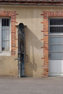 Pompe à bras devant les anciennes dépendances. © Région Bourgogne-Franche-Comté, Inventaire du patrimoine