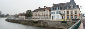 Bâtiments longeant le quai, vue prise du pont. © Région Bourgogne-Franche-Comté, Inventaire du patrimoine
