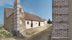 Portail et dépendances à gauche en entrant. © Région Bourgogne-Franche-Comté, Inventaire du patrimoine