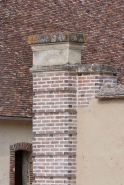 Pilier droit du portail. © Région Bourgogne-Franche-Comté, Inventaire du patrimoine