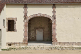 Bâtiment avec appentis à gauche dans la cour, porte charretière. © Région Bourgogne-Franche-Comté, Inventaire du patrimoine