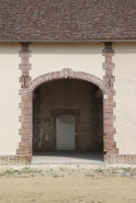 Bâtiment avec appentis à gauche dans la cour, porte charretière. © Région Bourgogne-Franche-Comté, Inventaire du patrimoine