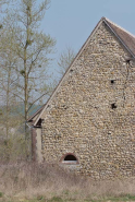 Mur-pignon du bâtiment à gauche en entrant, appareil en silex. © Région Bourgogne-Franche-Comté, Inventaire du patrimoine