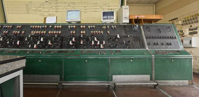 Partie droite du poste électrique néoclassique à leviers d'itinéraires. © Région Bourgogne-Franche-Comté, Inventaire du patrimoine