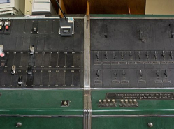 Détail du poste électrique néoclassique à leviers d'itinéraires : en haut à droite, commutateurs de fermeture d'urgence, en bas à droite boutons d'annonces et d'annulation d'annonces avec Perrigny poste-1. © Région Bourgogne-Franche-Comté, Inventaire du patrimoine