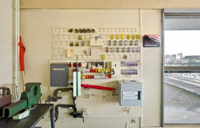 Ratelier mural avec supports pour dispositifs de protection, des aiguilles plus secours, des cadenas de calage à ouverture contrôlée, des boulons de calage, signal à main de départ des trains. © Région Bourgogne-Franche-Comté, Inventaire du patrimoine