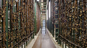 Salle des relais : porte d'entrée et partie antérieure de l'allée centrale. © Région Bourgogne-Franche-Comté, Inventaire du patrimoine