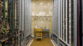 Salle des relais : bureau au fond de l'allée centrale. © Région Bourgogne-Franche-Comté, Inventaire du patrimoine