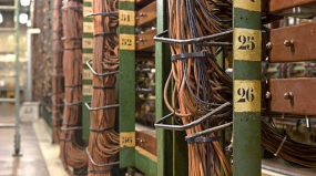 Salle des relais : torons de cables électriques gainés de coton. © Région Bourgogne-Franche-Comté, Inventaire du patrimoine