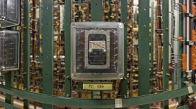 Salle des relais : relais de type AE Alsthom, vue de face. © Région Bourgogne-Franche-Comté, Inventaire du patrimoine
