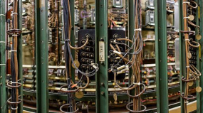 Salle des relais : relais de type AE Alsthom, vue de l'arrière. © Région Bourgogne-Franche-Comté, Inventaire du patrimoine