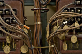 Salle des relais : cables coton et étiquettes d'identification. © Région Bourgogne-Franche-Comté, Inventaire du patrimoine