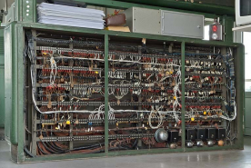 Bureau de l'agent de circulation : vue d'ensemble, panneaux ouverts, de l'arrière de l'armoire électrique du tableau de contrôle optique. © Région Bourgogne-Franche-Comté, Inventaire du patrimoine