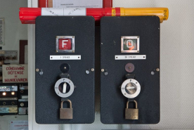 Bureau de l'agent de circulation : les interrupteurs I318.62 et S1318.62. © Région Bourgogne-Franche-Comté, Inventaire du patrimoine