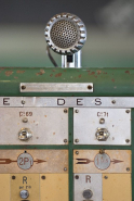 Table de commande : détail de la plaque signalétique de la compagnie des freins et signaux Westinghouse et microphone. © Région Bourgogne-Franche-Comté, Inventaire du patrimoine