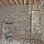 Ancienne chapelle : vue de la pièce médiane ; pilier. © Région Bourgogne-Franche-Comté, Inventaire du patrimoine