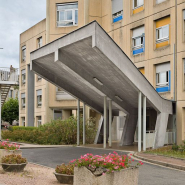 Bâtiment Maternité-Gynécologie (Gérontologie au moment de la prise de vue) : détail de l'auvent de la façade antérieure. © Région Bourgogne-Franche-Comté, Inventaire du patrimoine