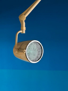 Bâtiment Maternité-Gynécologie (Gérontologie au moment de la prise de vue) : ancienne salle d'accouchement, projecteur. © Région Bourgogne-Franche-Comté, Inventaire du patrimoine