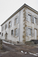 Bâtiment donnant sur la rue de la Gare : élévation latérale du corps gauche vue de trois-quarts. © Région Bourgogne-Franche-Comté, Inventaire du patrimoine