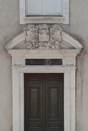 Aile centrale, détail de la porte sur rue. © Région Bourgogne-Franche-Comté, Inventaire du patrimoine