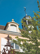 Corps de bâtiment principal : détail de la grille datée 1862, lucarne et campanile. © Région Bourgogne-Franche-Comté, Inventaire du patrimoine