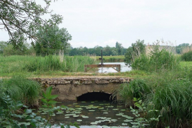 Vue rapprochée de la vanne du ponceau en pierre sur un affluent de la Seille. Seille au fond, en débouché. © Région Bourgogne-Franche-Comté, Inventaire du patrimoine