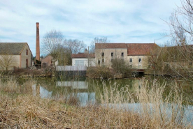 Vue d'ensemble des moulins de Branges, prise d'amont. Cheminée à gauche. © Région Bourgogne-Franche-Comté, Inventaire du patrimoine