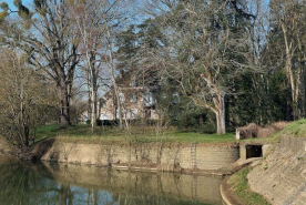 Demeure à la sortie du village, dans un méandre de la Seille. Cette maison est déjà présente sur un plan de bornage de la Seille (1897 ; Archives VNF-direction territoriale Centre-Bourgogne, subdivision de Montceau-les-Mines). © Région Bourgogne-Franche-Comté, Inventaire du patrimoine