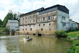 Moulin vu d'aval avec pêcheur au carrelet. © Région Bourgogne-Franche-Comté, Inventaire du patrimoine