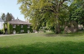 Tuilerie située avant le moulin : bâtiments et vestiges de la cheminée. © Région Bourgogne-Franche-Comté, Inventaire du patrimoine