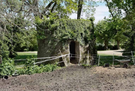 Tuilerie située avant du moulin : restes de la cheminée. © Région Bourgogne-Franche-Comté, Inventaire du patrimoine